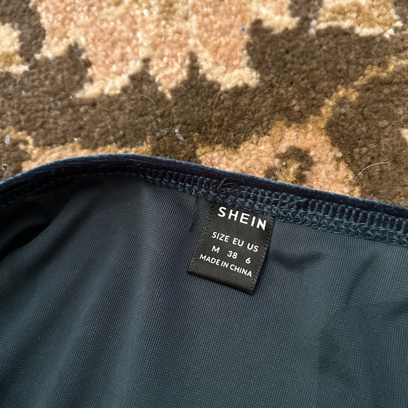 Green velvet dress with lace - Picture 4 of 5